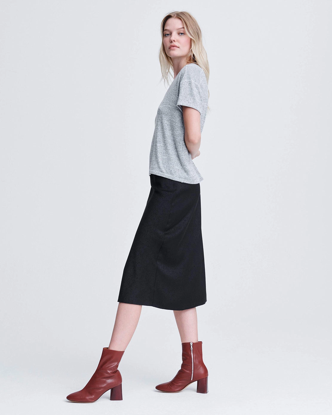 Avryl V-neck Short Sleeve T-shirt